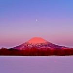 夕陽に照らされる蝦夷富士と満月/shige